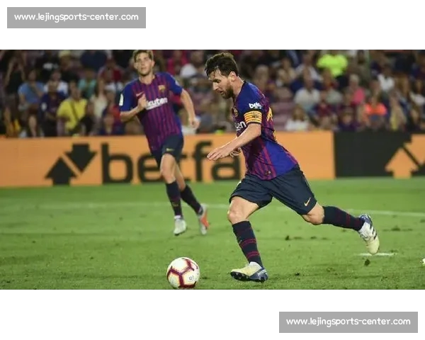 登贝莱追星梅西名场面！更衣室勾肩搭背聊 5 分钟，巴萨老队友再续兄弟情